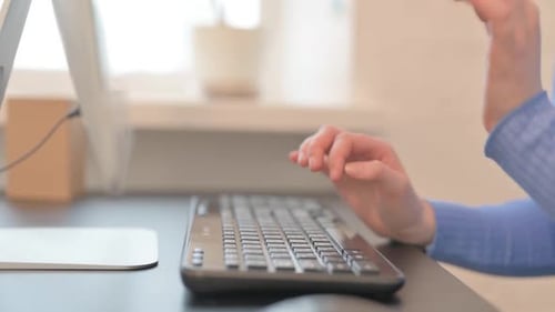 Nahaufnahme weiblicher Hände, die am Computer tippen