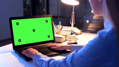 Conceito de negócios, prazos e tecnologia - Empresária com tela verde Chroma Key
