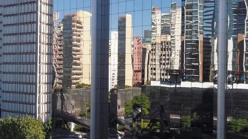 Vista aérea do edifício refletindo a Marginal Pinheiros, São Paulo, Brasil