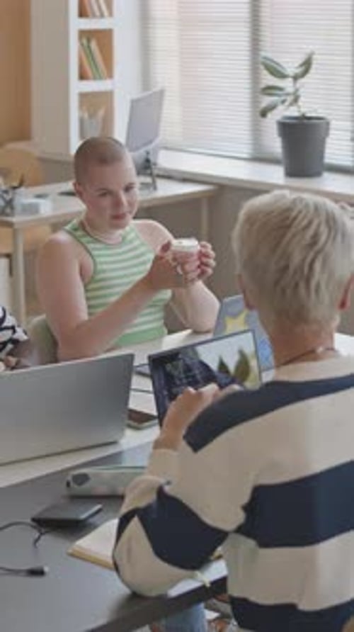 College-Studenten lernen Programmiersprache und unterhalten sich