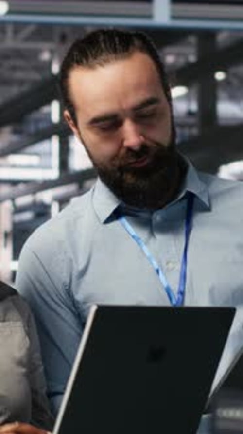 Supervisor für vertikale Videoserver-Hubs, der Informatiker bei der Verbesserung des neuronalen Netzwerks beaufsichtigt