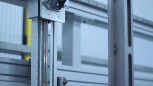 Flüssigkeit tropft nach chemischer Behandlung aus dem Behälter mit Teilen. Spezielles Lifttauchen