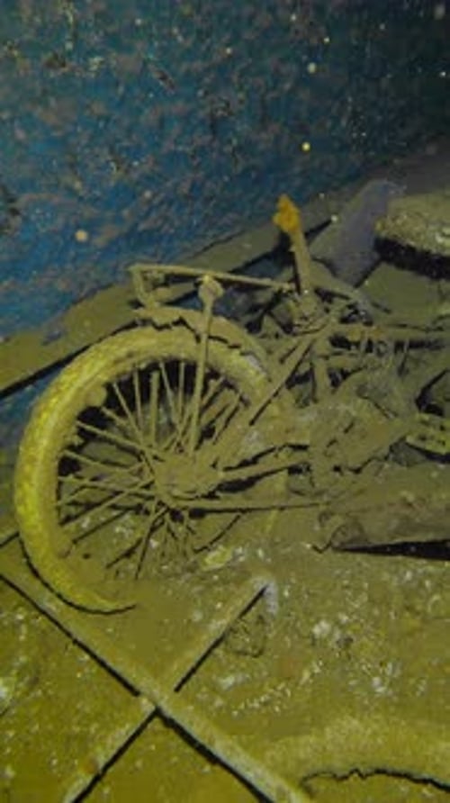 Vélo dans la soute de l'épave du ferry Salem Express, au ralenti