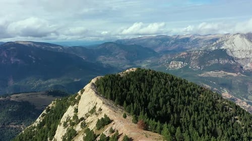 Vue aérienne de la chaîne de montagnes Rasos Peguera.