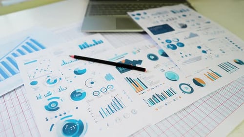 Lápiz para computadora portátil sobre mesa, informe y gráfico empresarial