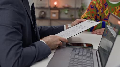 Un gerente irreconocible le da la mano a la contratación de reclutadores en un espacio de oficina
