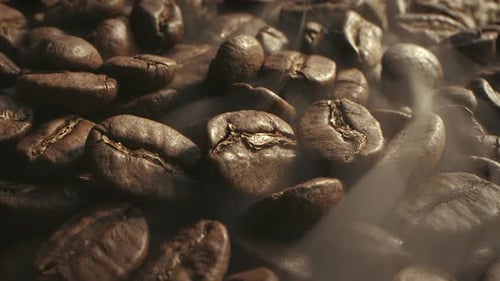 Prozess des Röstens von Kaffeebohnen Der Rauch entsteht durch frische Kaffeesamen, die beim Röstkaffee herausrutschen