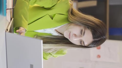 Vertikales Video einer Geschäftsfrau im Büro bei Nacht.