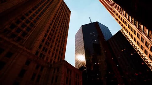 Los edificios altos se elevan hasta el cielo brillante en un entorno urbano bullicioso