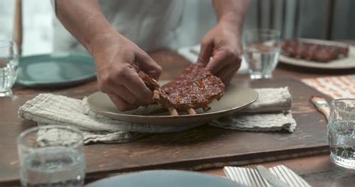 Un chef masculin prépare des côtes levées à servir en gros plan avec Phantom