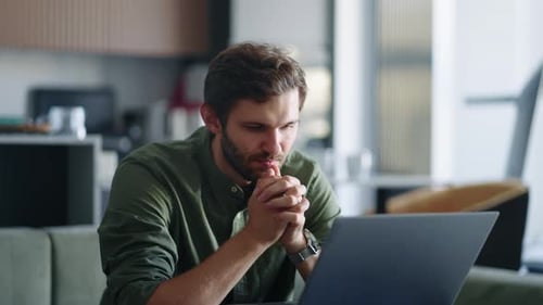 Homem criativo profissional sentado em sua mesa no estúdio de escritório doméstico trabalhando digitando em um laptop