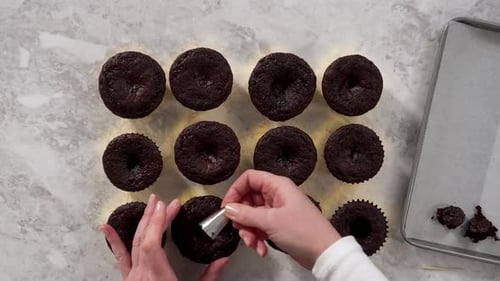 Zeitraffer Flat Lay Füllung für Schokoladen-Cupcakes mit Schokoladen-Ganache