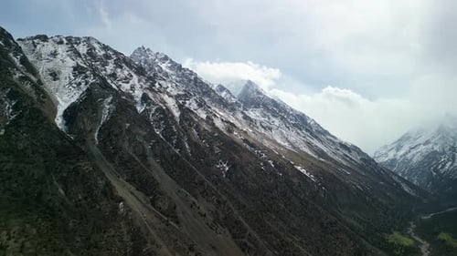 Gorge d'Alamedin, grandes montagnes enneigées