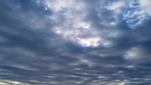 El cielo del amanecer, el lapso de tiempo, las nubes en movimiento y las nubes del atardecer flotan en el cielo crepuscular