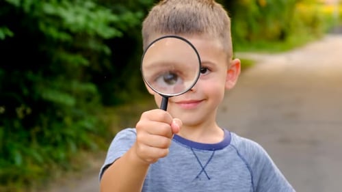 l'enfant regarde à travers une loupe avec mise au point sélective