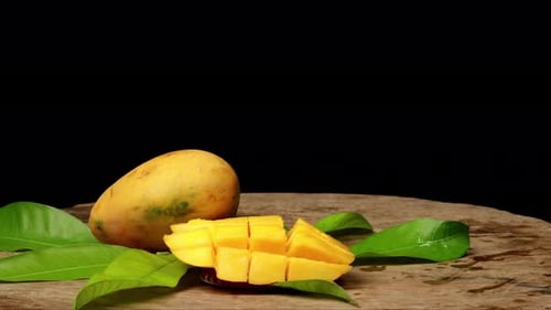 Smoothie au jus de mangue en stop motion dans un bocal en verre, fond noir