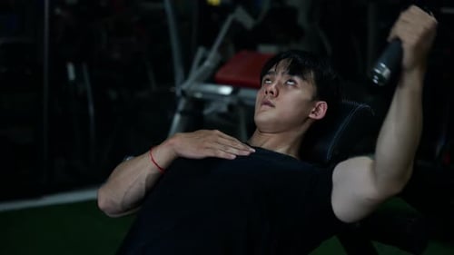 Muskulöser gesunder Mann, der Sport im Fitnessstudio trainiert