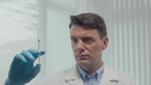 Mediziner hält Spritze mit Behandlung in der Klinik