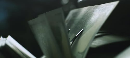 El contador de billetes cuenta billetes de un dólar