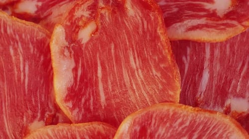 Mélange de saucisses de porc espagnoles, planche à découper et appétissante collation catalane : fuet, jambon, chorizo, olives