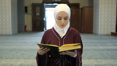 Muslimische Frau liest Al Quran