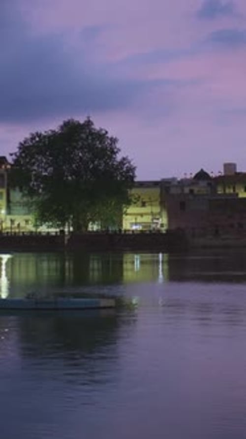 Vue nocturne de Jodhpur sur le lac et le fort de Mehrangarh, Rajasthan, Inde, caméra panoramique horizontale