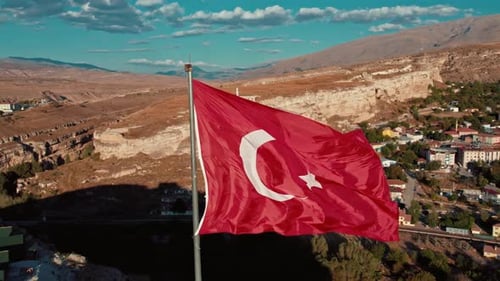 Die türkische Flagge, die Stadt und das Treffen mit dem Himmel