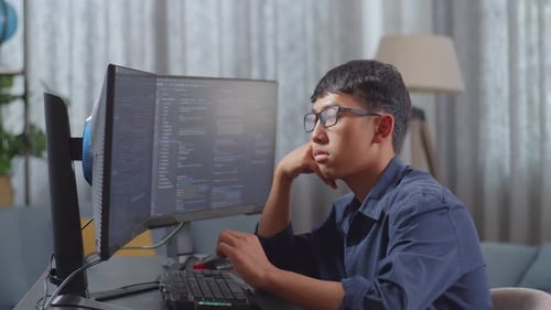 Garoto programador asiático está entediado criando engenheiro de software desenvolvendo aplicativo, programa