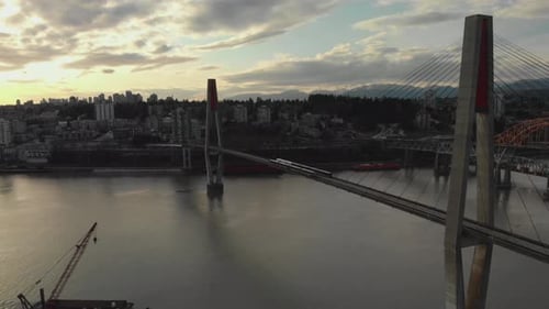 zwei elektrische Züge des öffentlichen Verkehrs überqueren die Hängebrücke über den Fluss Connec