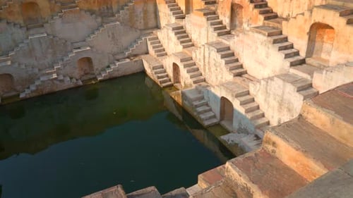 Vue panoramique de suivi de l'architecture de Panna Meena Ka Kund Stepwell
