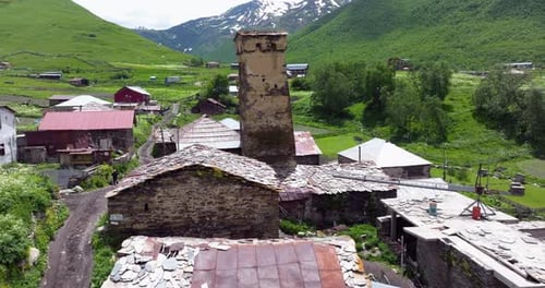 Ushguli Abgelegene Bergdörfer mit Steinturm in Oberswanetien, Georgien. Nahaufnahme aus der Luft