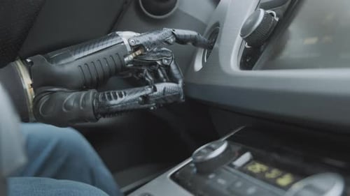 El conductor de un robot humanoide arranca o detiene el motor del automóvil, presiona el botón de encendido con el dedo de cerca