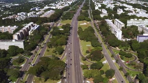 Urban expressway vehicles driven at speed, City transport infrastructure