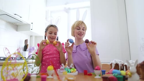 Spaß beim Dekorieren von Ostereiern