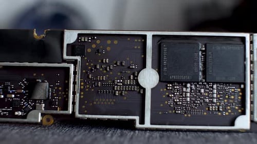 Nahaufnahme einer Computerplatine, die komplizierte Mikrochips und Prozessoren zeigt, die die Elektronik mit Strom versorgen