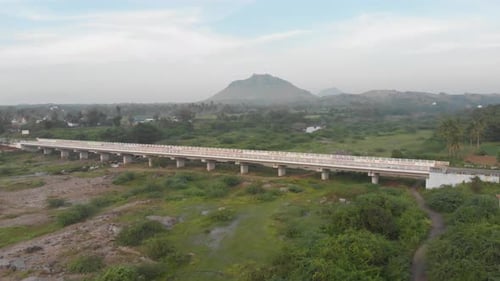 Estableciendo una antena Cinemática sobre un puente en un campo verde y abierto con una montaña de fondo,