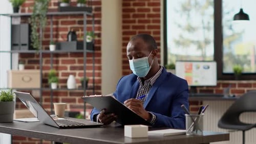 Funcionário da empresa escrevendo relatório on-line sobre documentos