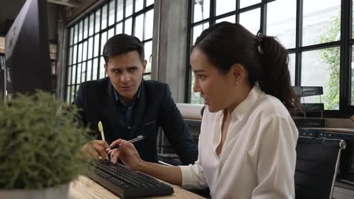 Mitarbeiter arbeiten im Büro zusammen.