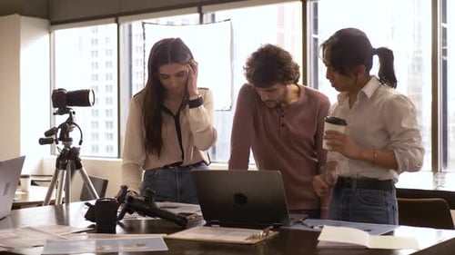 Jeunes designers créatifs avec preuves et ordinateur portable au bureau (20-24 ans)