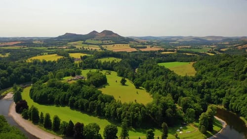 Vista aérea sobre la vista de Scott del río Tweed, Scottish Borders, Escocia