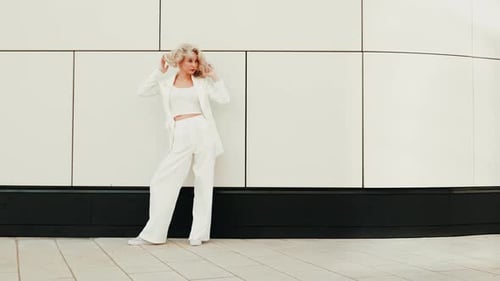 Linda mulher ao ar livre