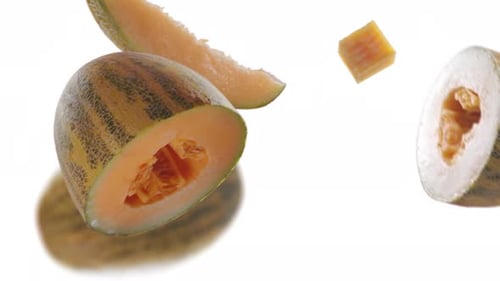 Tranches de melon volant et de melons sur fond blanc