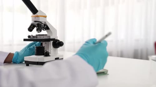 Microscope Analysis with Tablet Device in Laboratory Setting