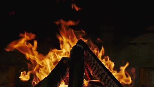Chama de fogo ardente em fundo escuro