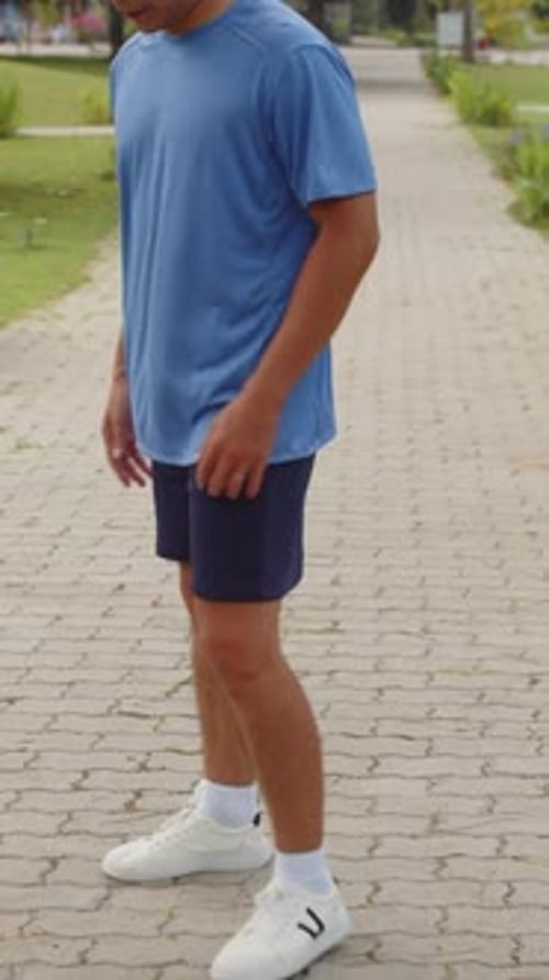 Deportista practicando ejercicios de tracción de piernas