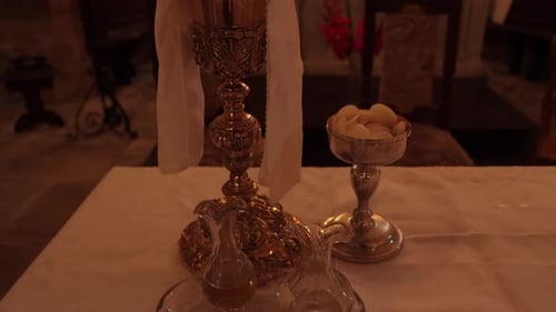 Weihtes Brot und Wein während einer katholischen Messe als Symbol der Heiligen Eucharistie und des Realen