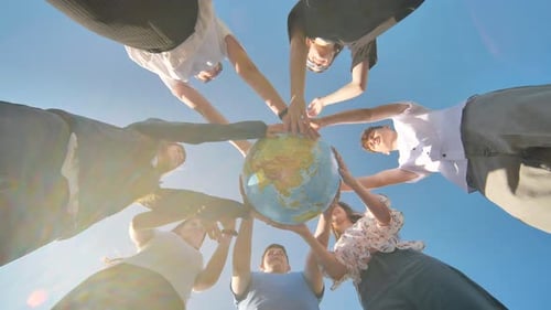 Freunde, die einen geographischen Globus in ihren Händen halten Das Konzept, die Welt sicher zu halten