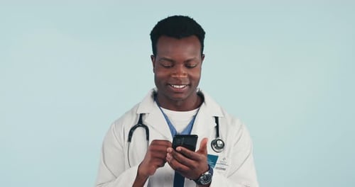 Hombre negro, médico con teléfono inteligente y desplazamiento en línea con las redes sociales, la comunicación