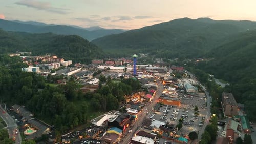 Por la noche, Gatlinburg, pintoresca ciudad montañosa en Tennessee con una avenida iluminada llena de restaurantes