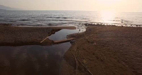 Vue aérienne : La plage de Molyvos au coucher du soleil.